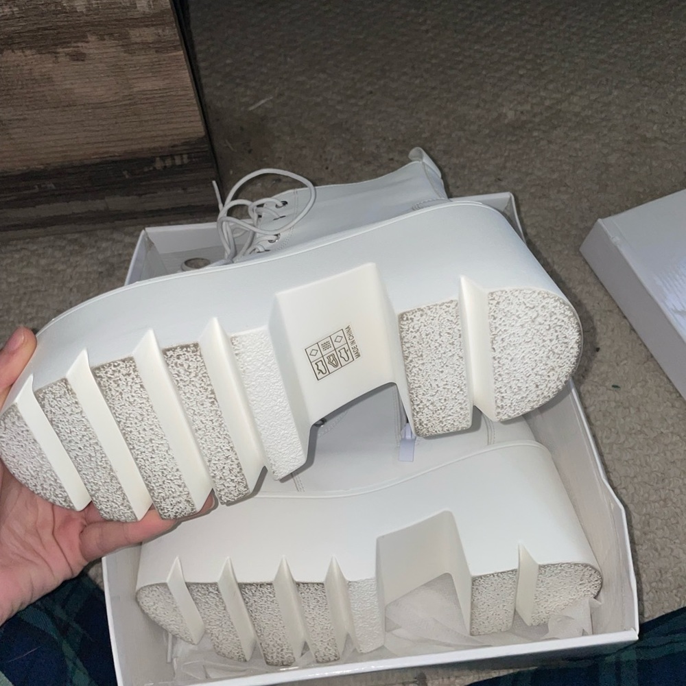 White Platform heeled boots - Picture 2 of 4